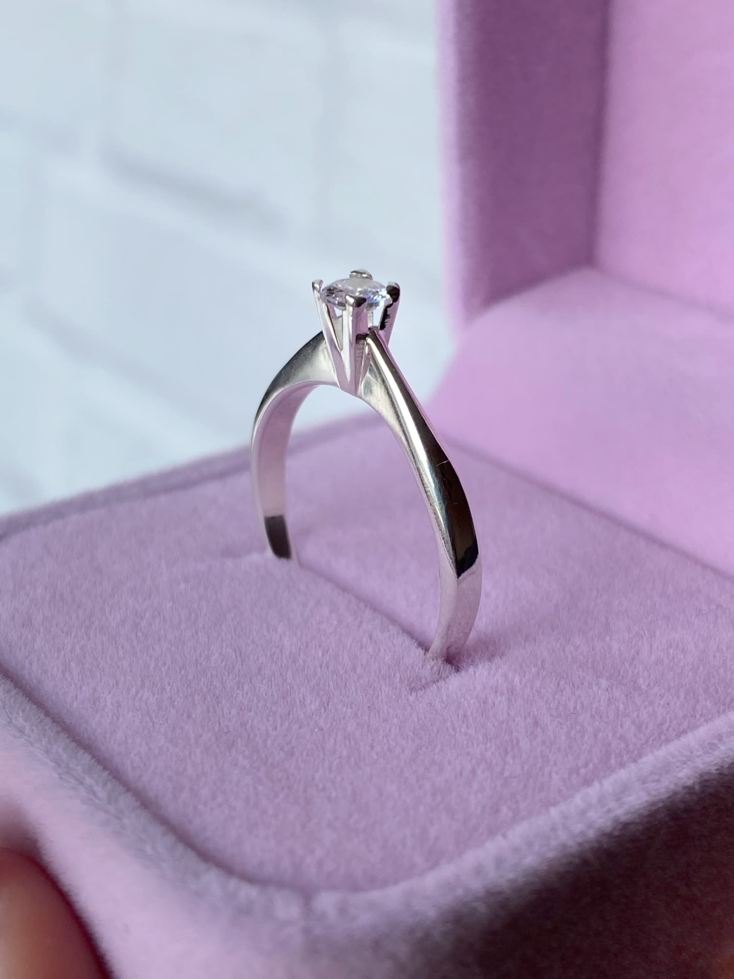 Серебряное тонкое кольцо со вставкой фианита