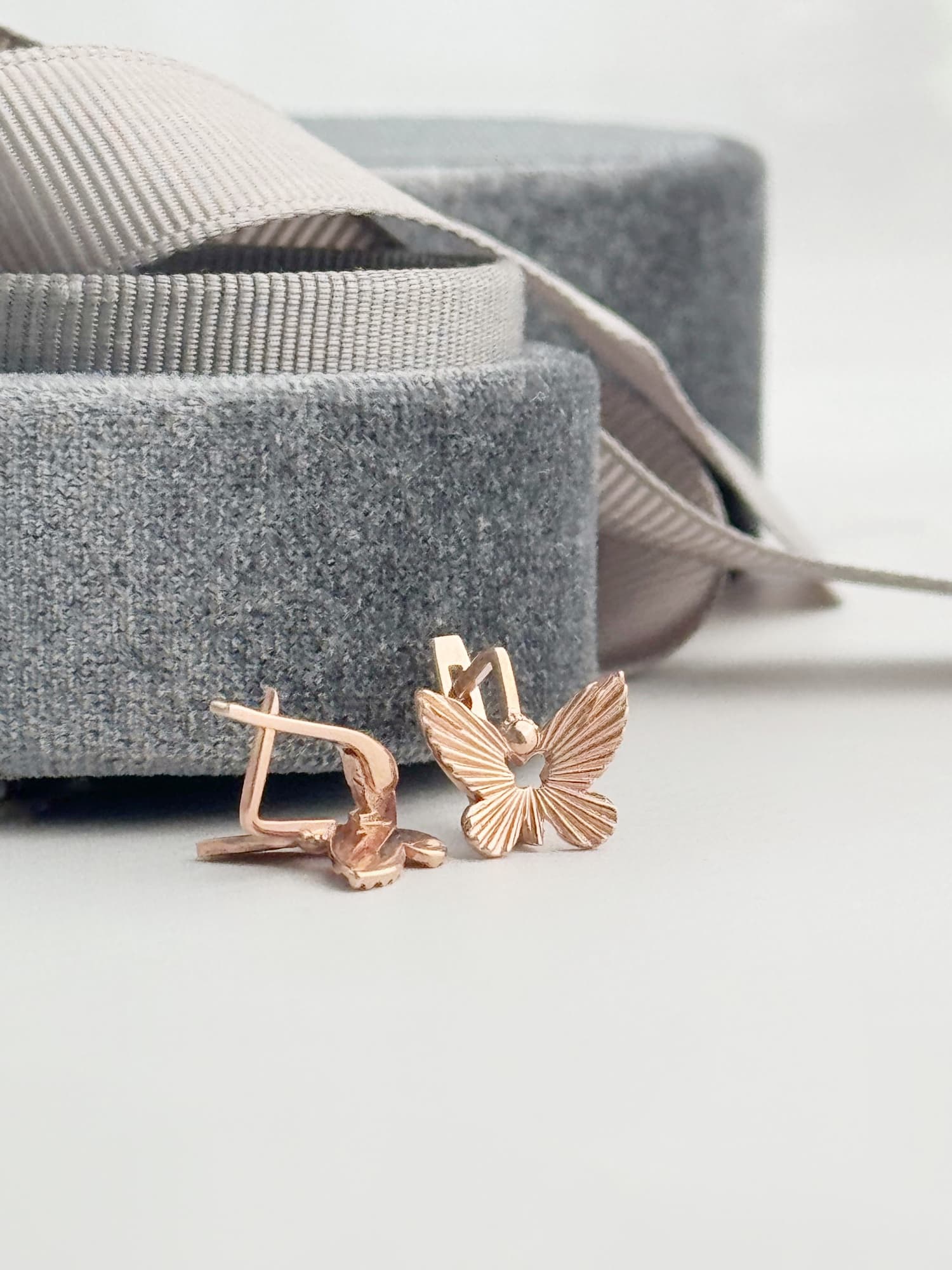 Gold-plated silver “Butterflies” earrings on an English lock