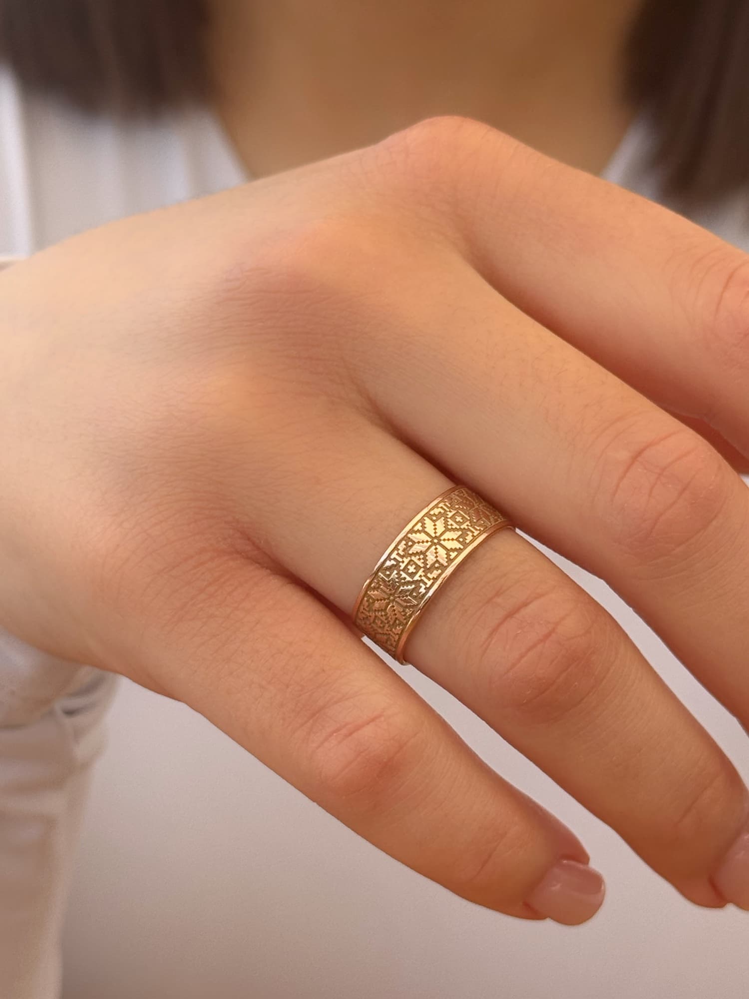 Gold-plated silver wedding band with a Ukrainian embroidery ornament