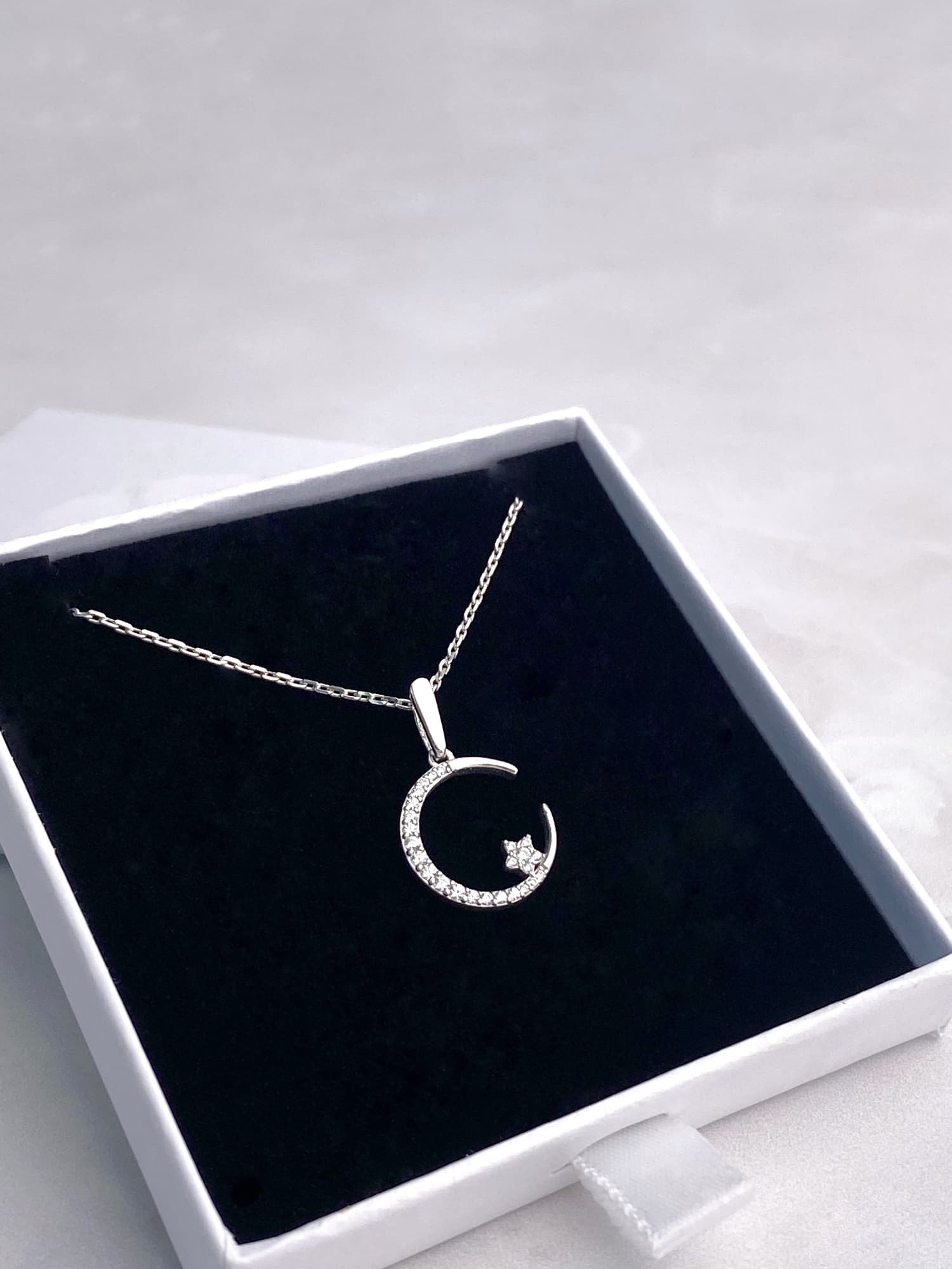 Срібне кольє з підвіскою у вигляді півмісяця та зірки