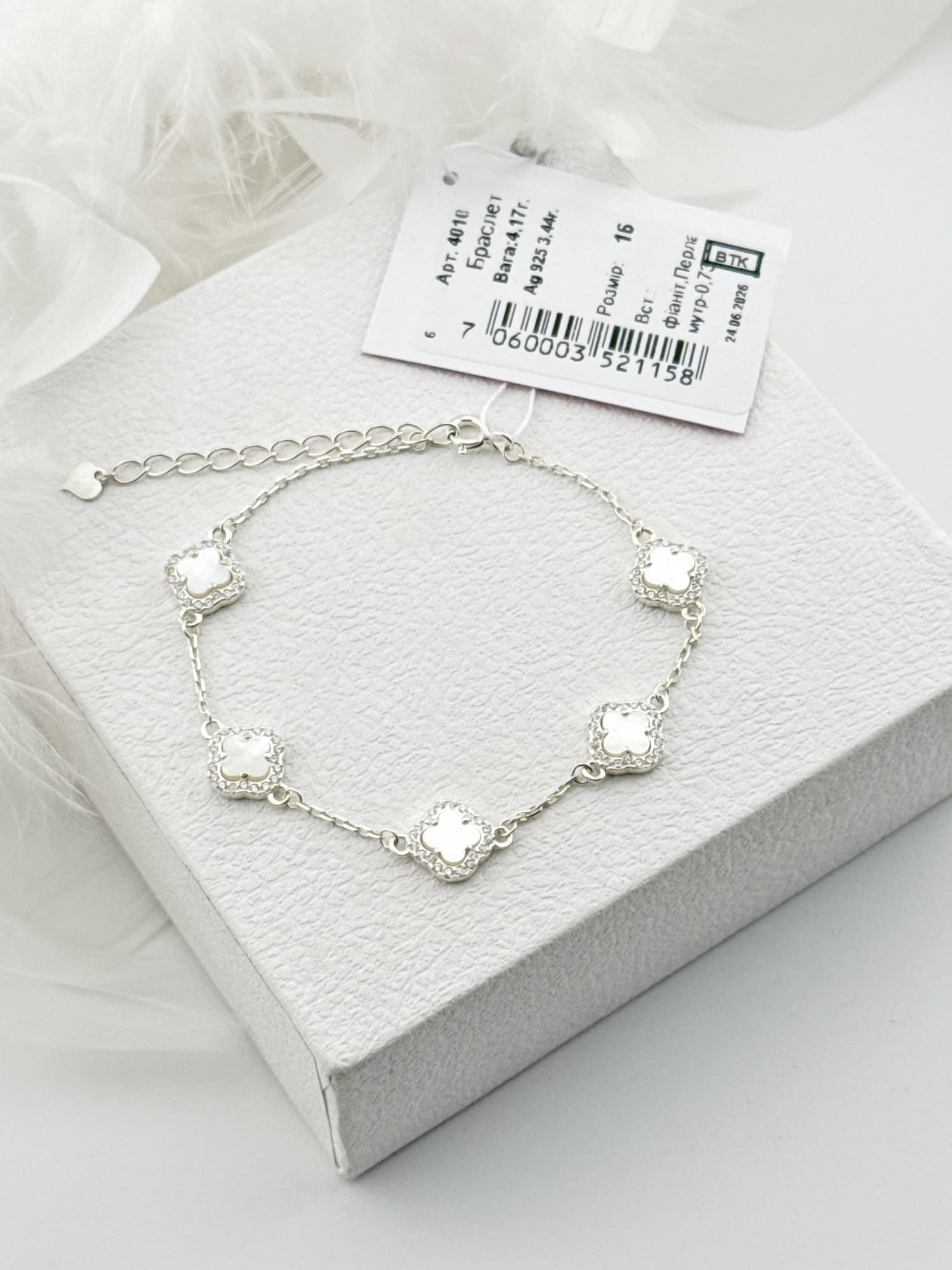 Silver bracelet with clovers and mother-of-pearl