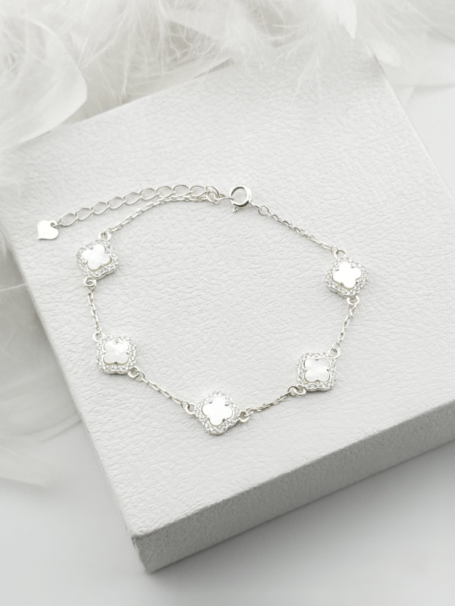 Silver bracelet with clovers and mother-of-pearl