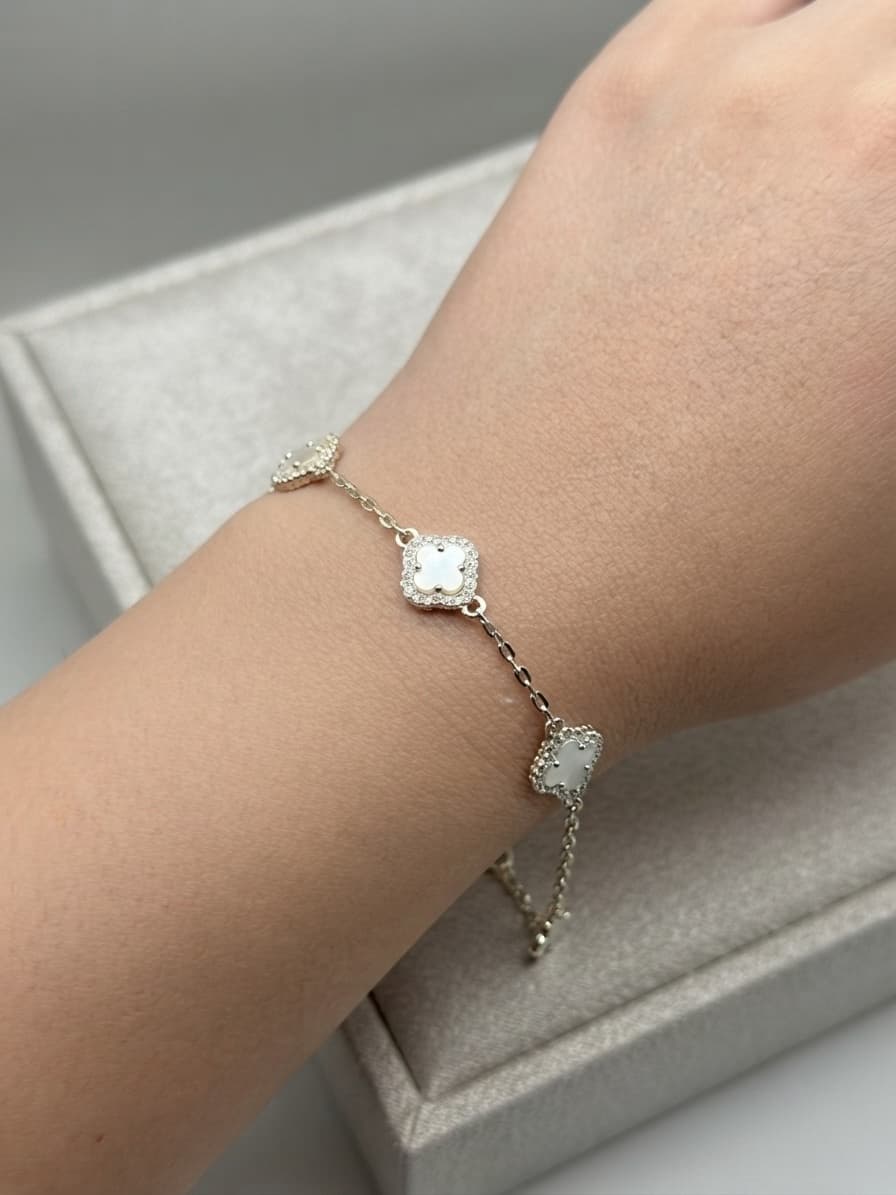 Silver bracelet with clovers and mother-of-pearl