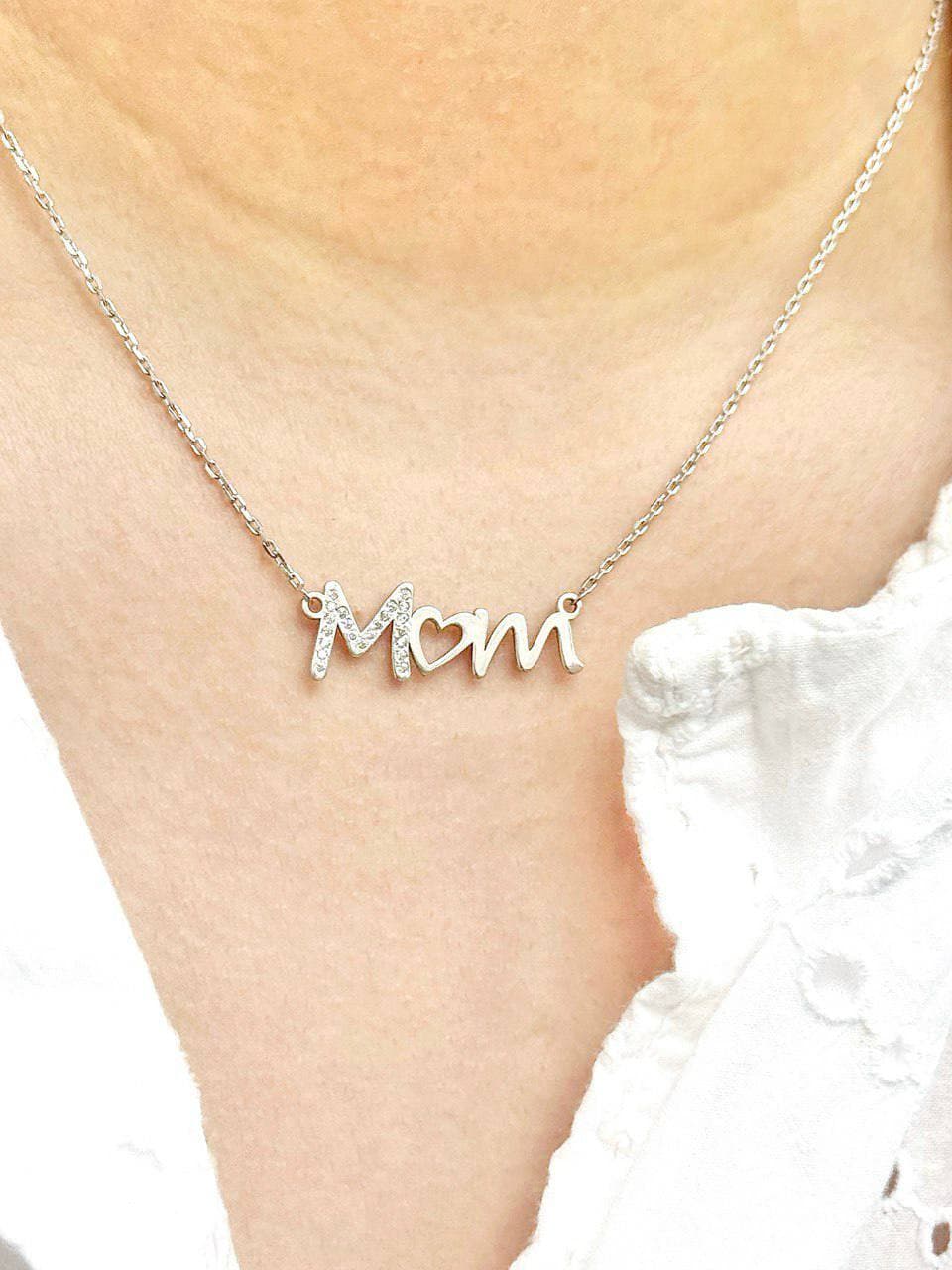 Серебряное колье с надписью «Mom» и фианитами