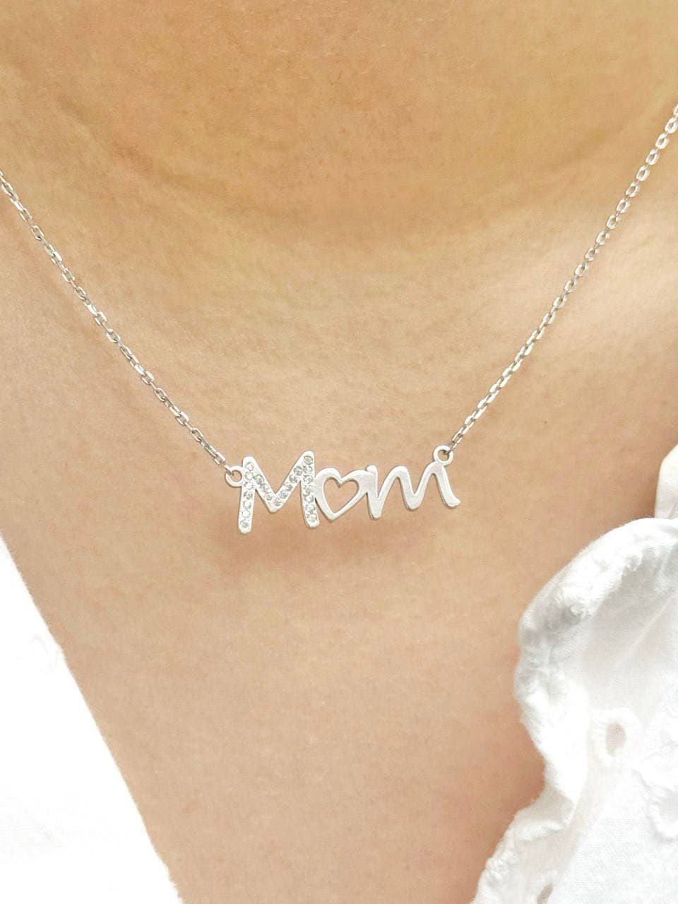 Серебряное колье с надписью «Mom» и фианитами