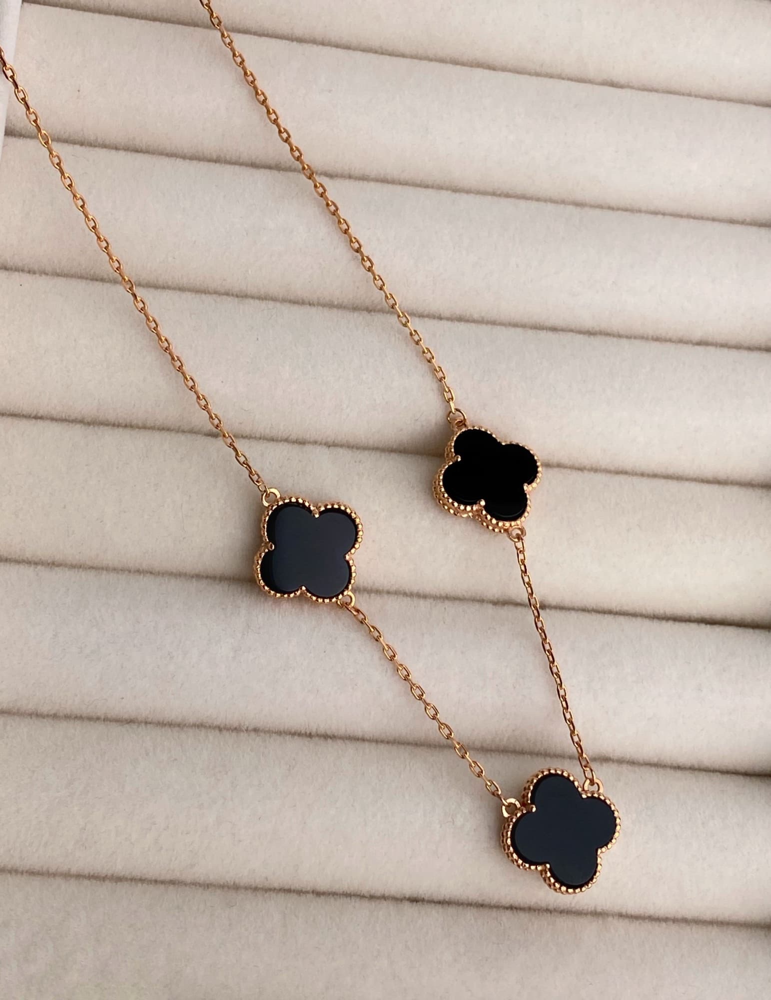Gold-plated silver “Clover” necklace with an onyx inset