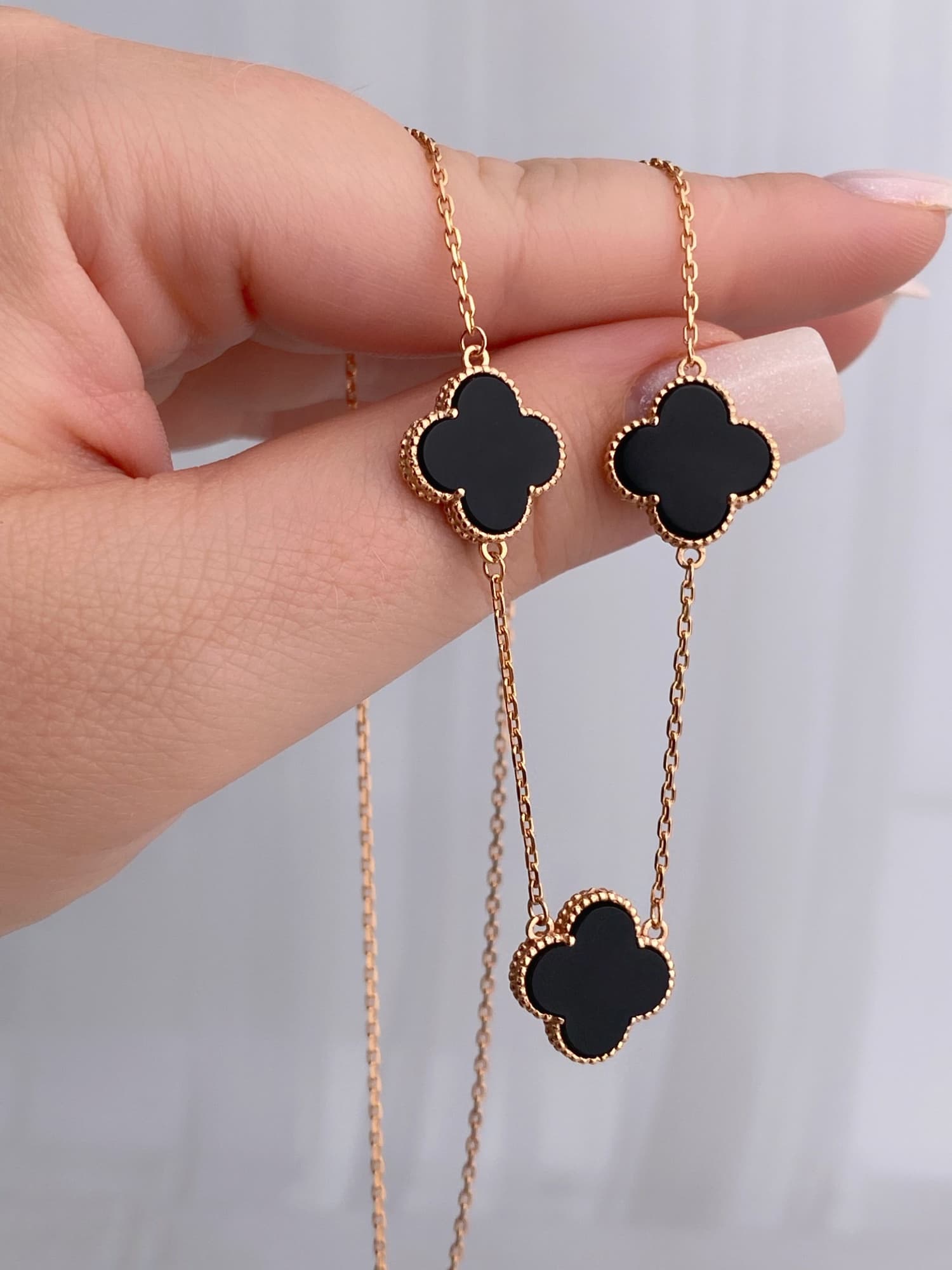 Gold-plated silver “Clover” necklace with an onyx inset