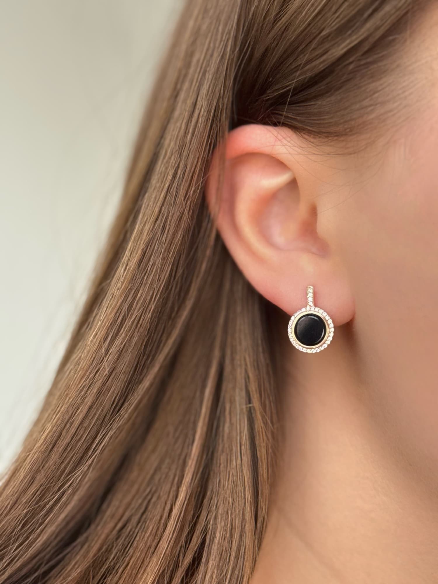 Earrings with onyx, cubic zirconia and gold plating on an English lock