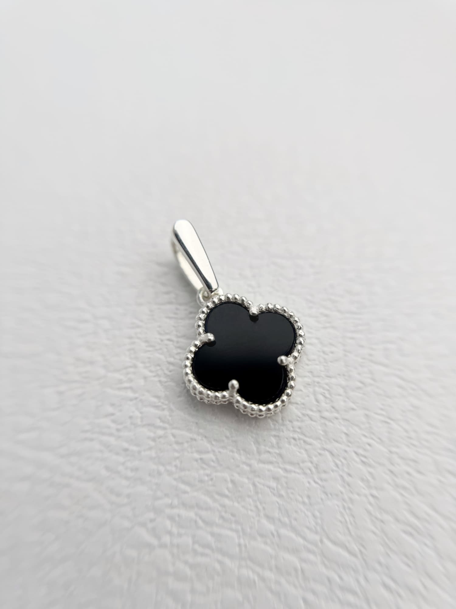 Rhodium-plated silver “Clover” pendant with onyx
