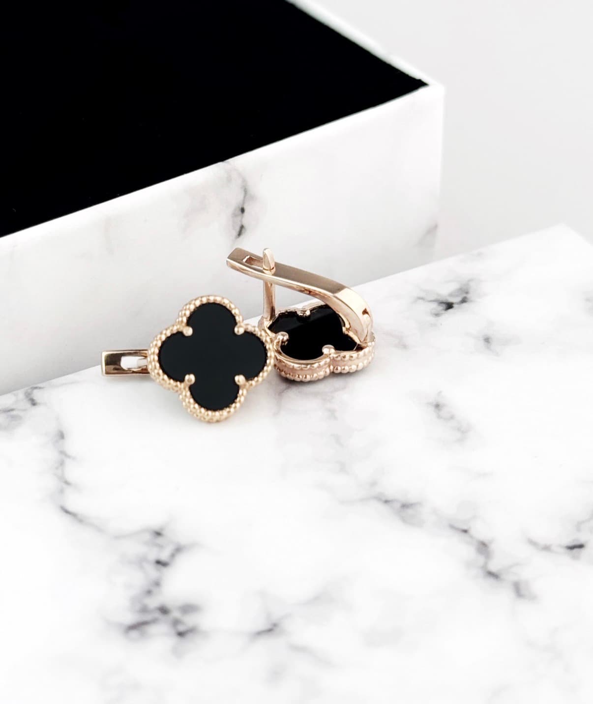 Gold-plated silver “Clover” earrings with an onyx inset on an English lock