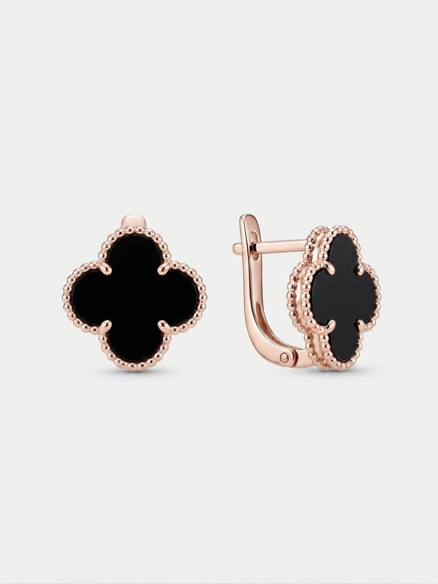 Gold-plated silver “Clover” earrings with an onyx inset on an English lock