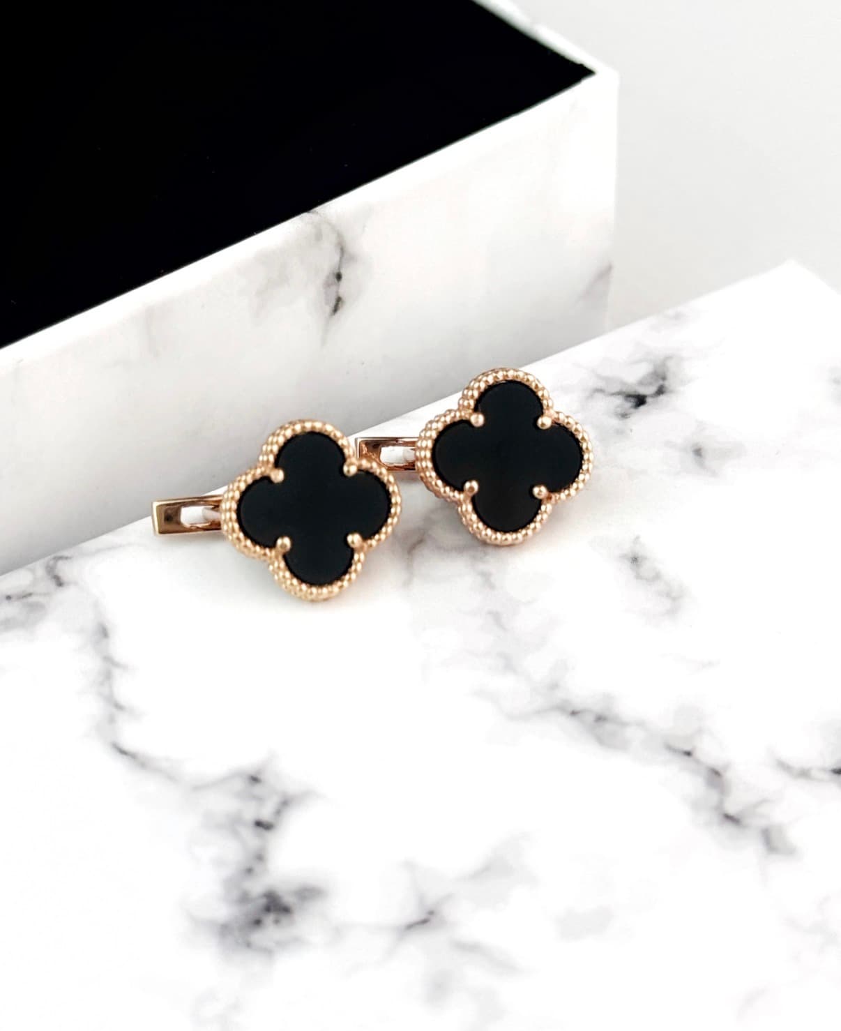Gold-plated silver “Clover” earrings with an onyx inset on an English lock