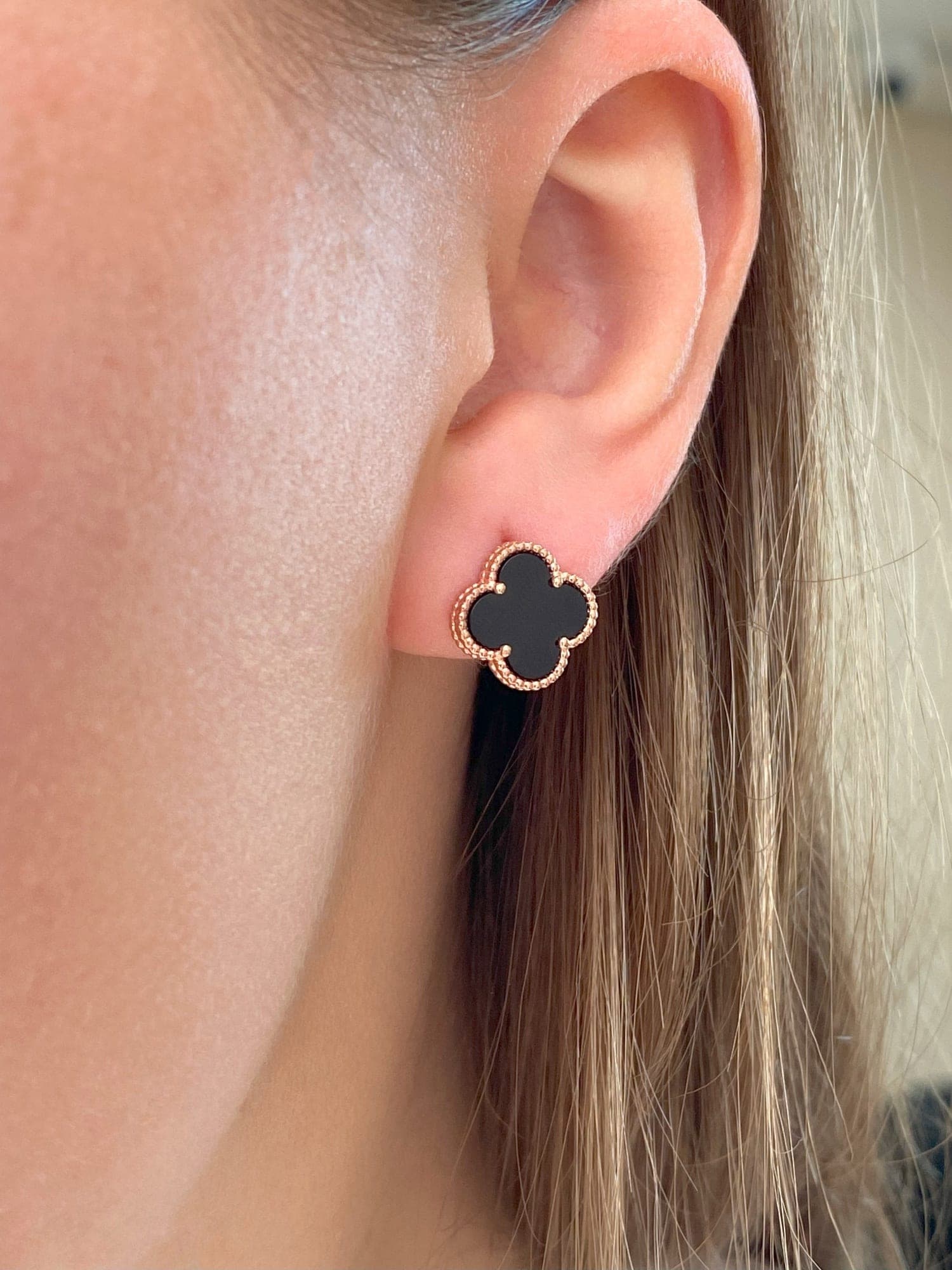Gold-plated silver “Clover” earrings with an onyx inset on an English lock