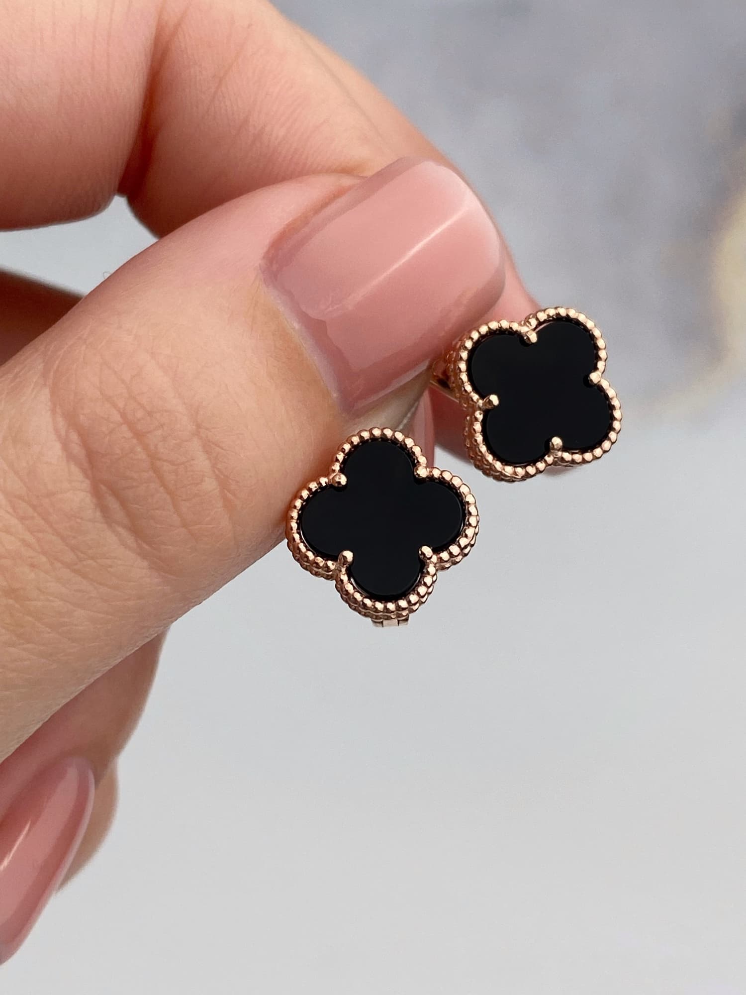 Gold-plated silver “Clover” earrings with an onyx inset on an English lock