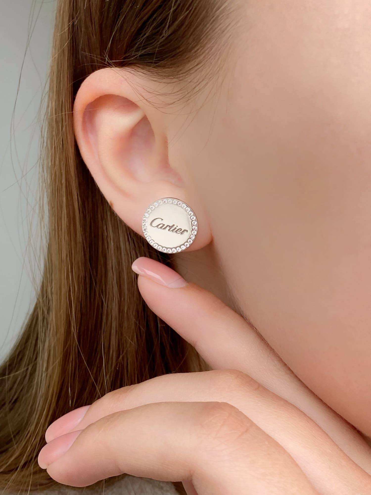 Round rhodium-plated silver earrings with cubic zirconia and engraving