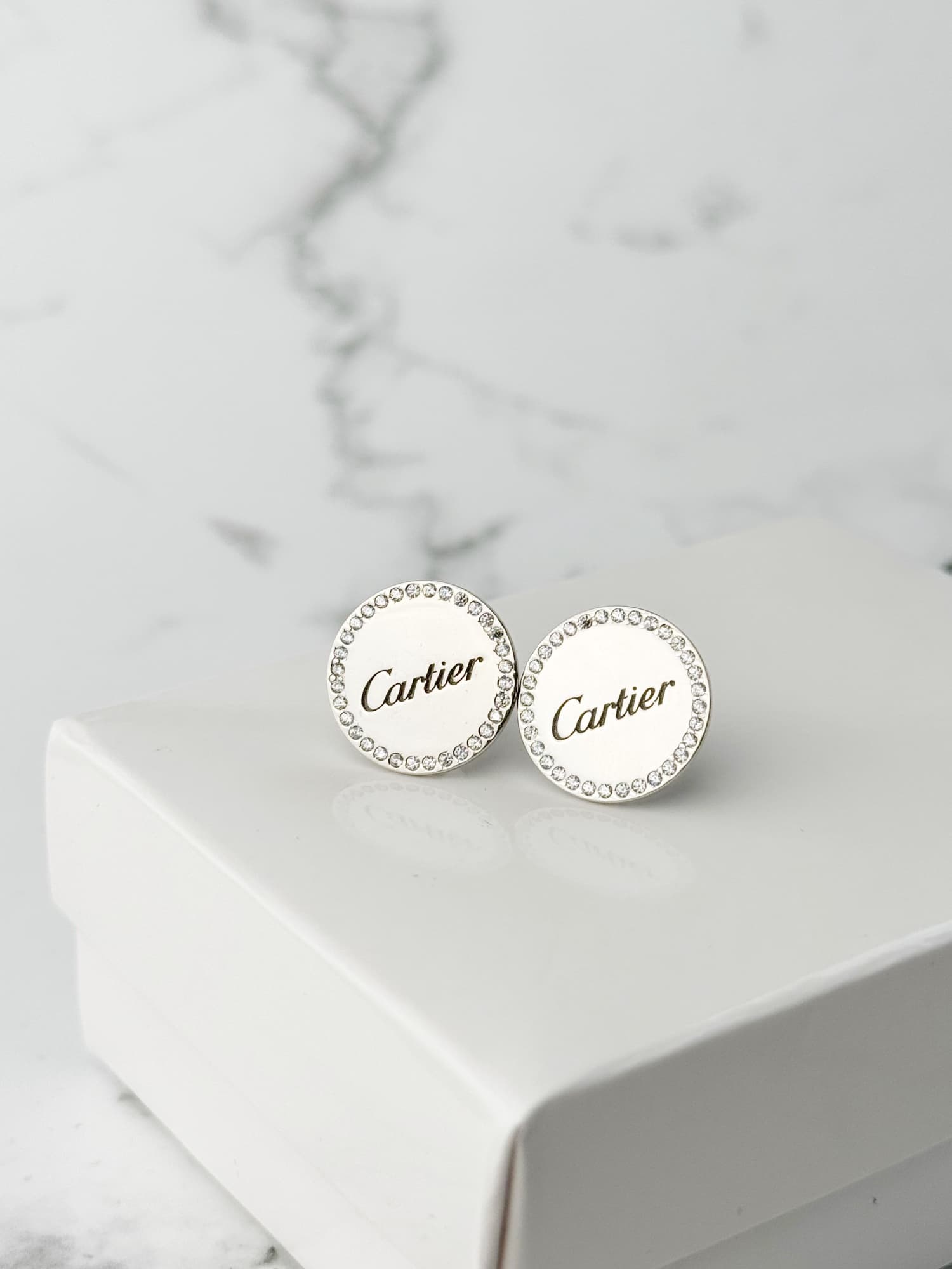 Round rhodium-plated silver earrings with cubic zirconia and engraving