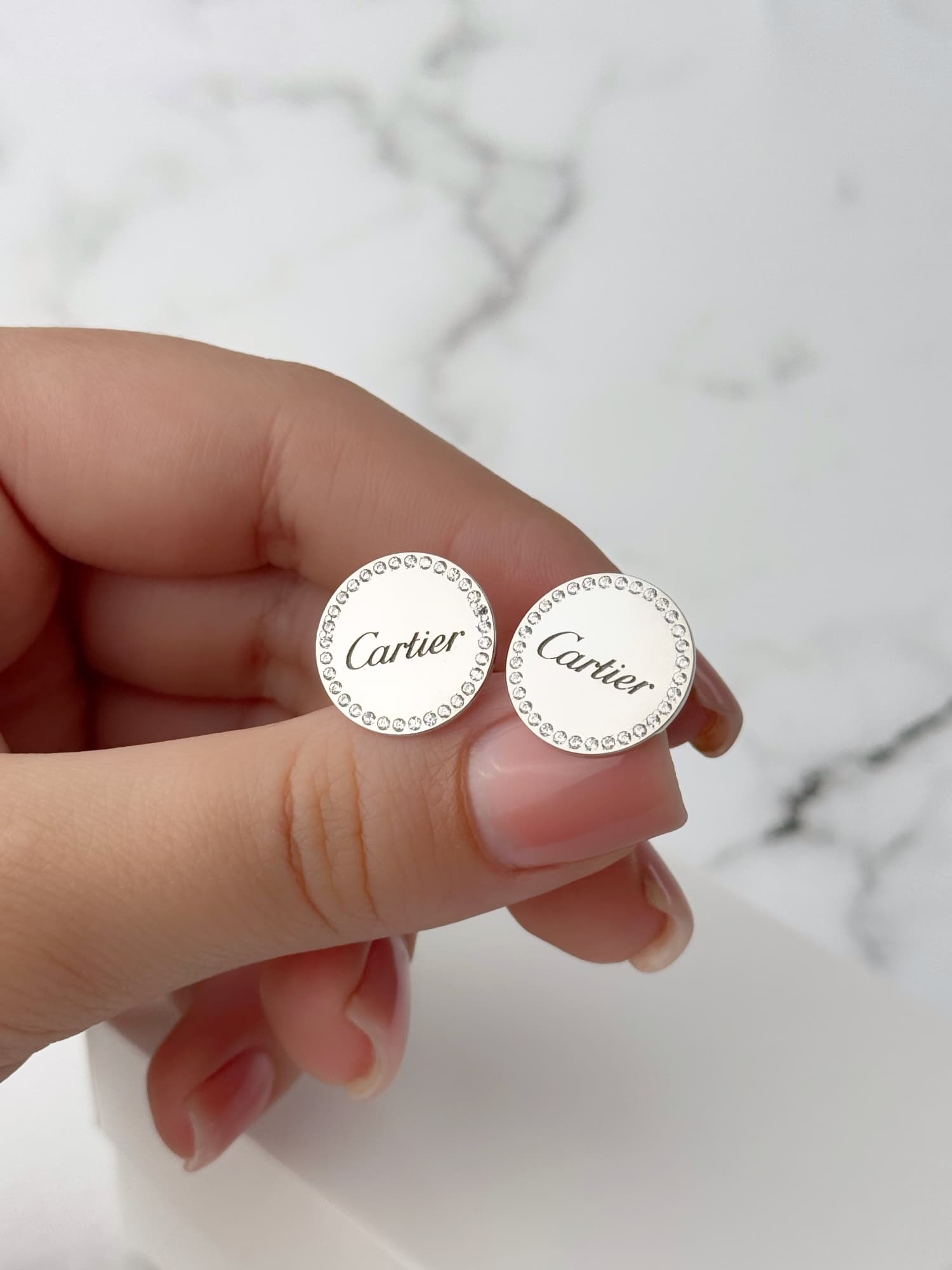 Round rhodium-plated silver earrings with cubic zirconia and engraving