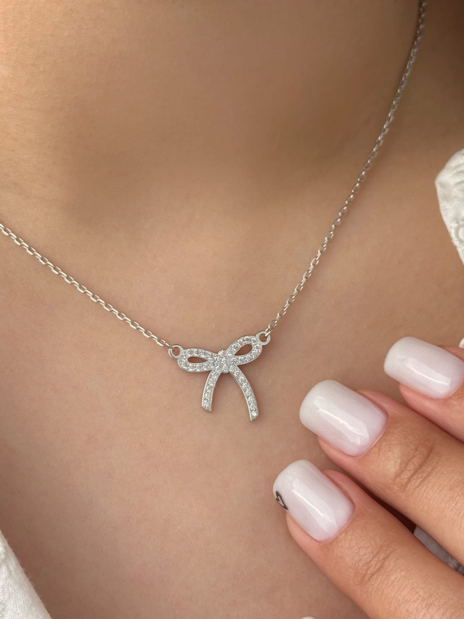 Серебряное колье «Бантик» с фианитами
